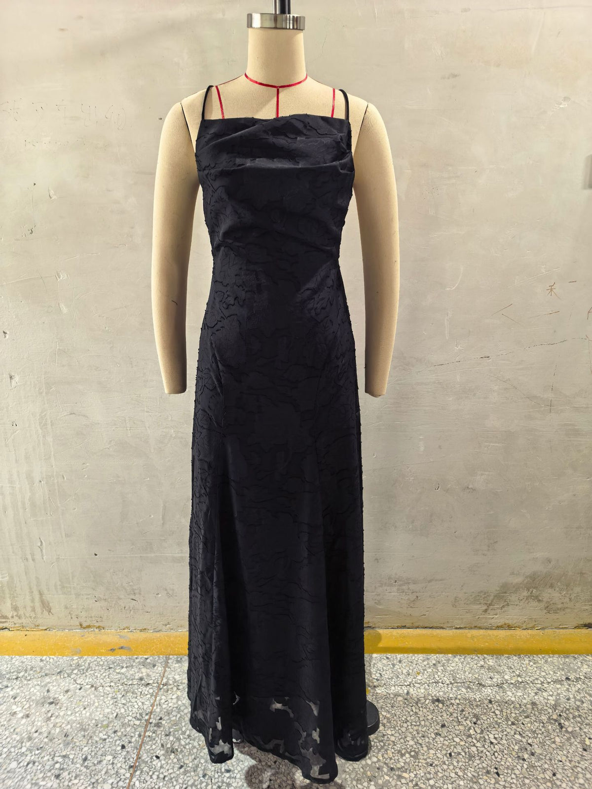 Vestido de Noche de Encaje con Espalda Descubierta