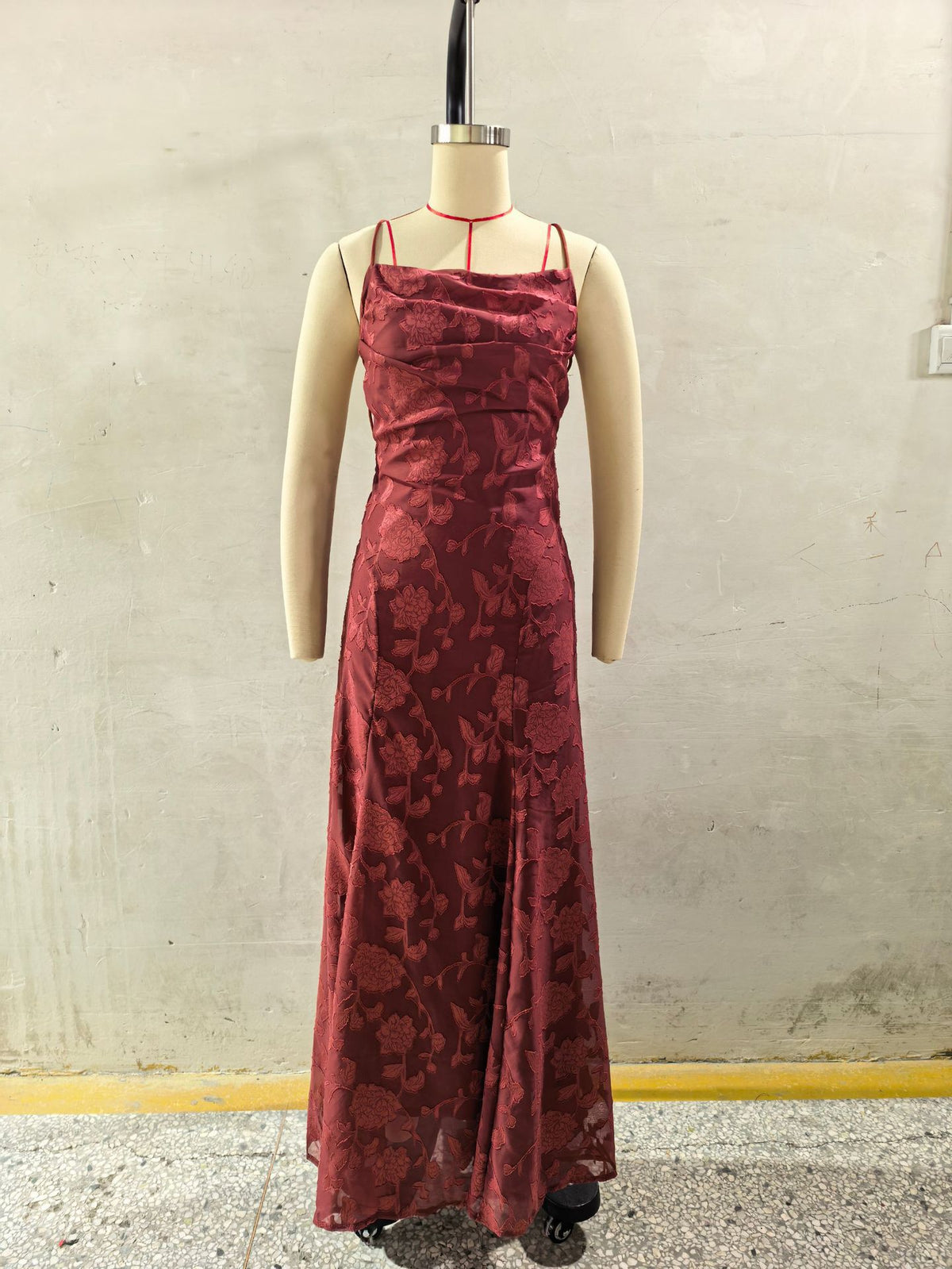 Vestido de Noche de Encaje con Espalda Descubierta