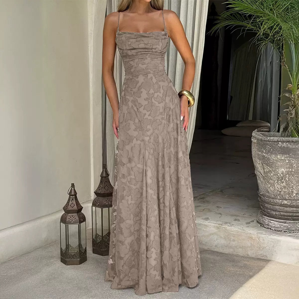 Vestido de Noche de Encaje con Espalda Descubierta