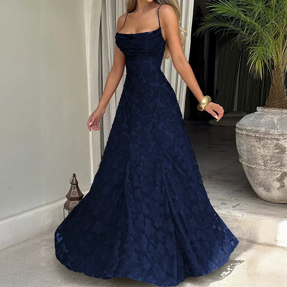 Vestido de Noche de Encaje con Espalda Descubierta