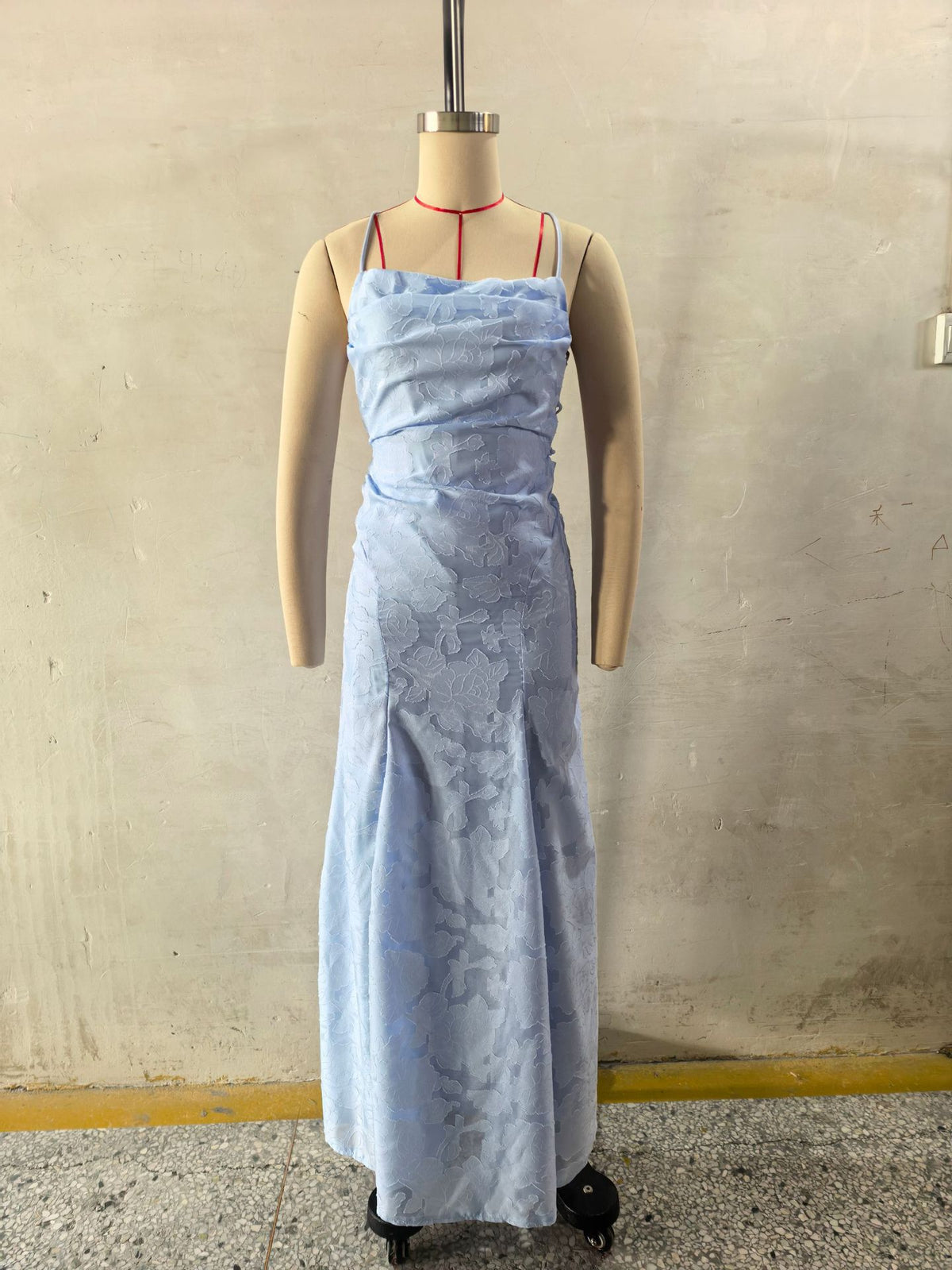 Vestido de Noche de Encaje con Espalda Descubierta